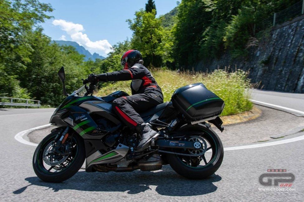 Moto - Test: Prova Kawasaki Ninja 1000SX 2020: sport touring dalla Z alla Ninja