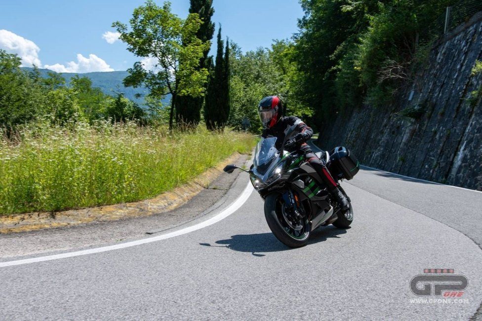 Moto - Test: Prova Kawasaki Ninja 1000SX 2020: sport touring dalla Z alla Ninja