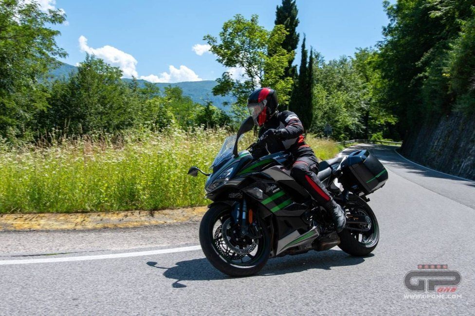 Moto - Test: Prova Kawasaki Ninja 1000SX 2020: sport touring dalla Z alla Ninja