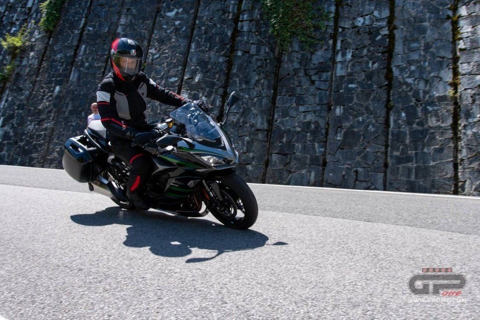 Moto - Test: Prova Kawasaki Ninja 1000SX 2020: sport touring dalla Z alla Ninja