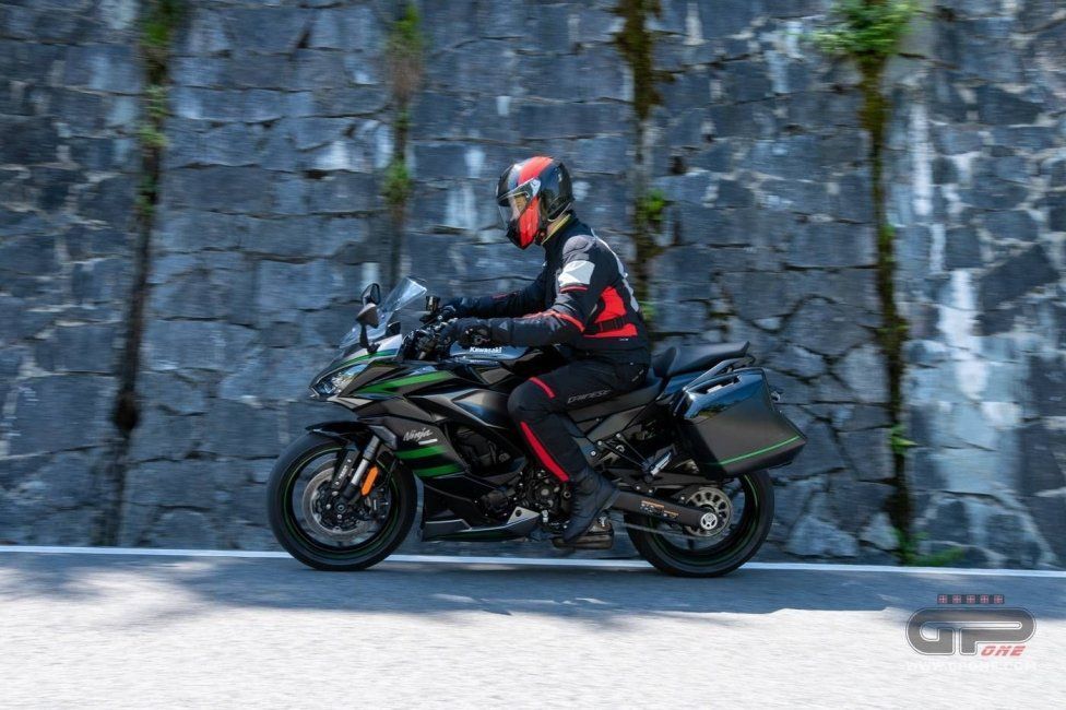 Moto - Test: Prova Kawasaki Ninja 1000SX 2020: sport touring dalla Z alla Ninja