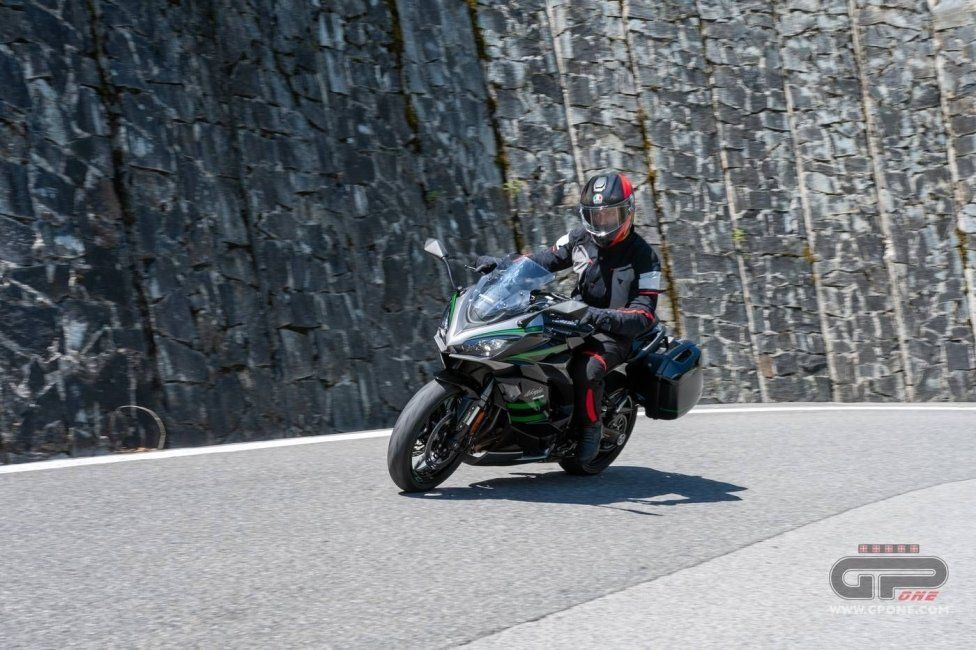 Moto - Test: Prova Kawasaki Ninja 1000SX 2020: sport touring dalla Z alla Ninja