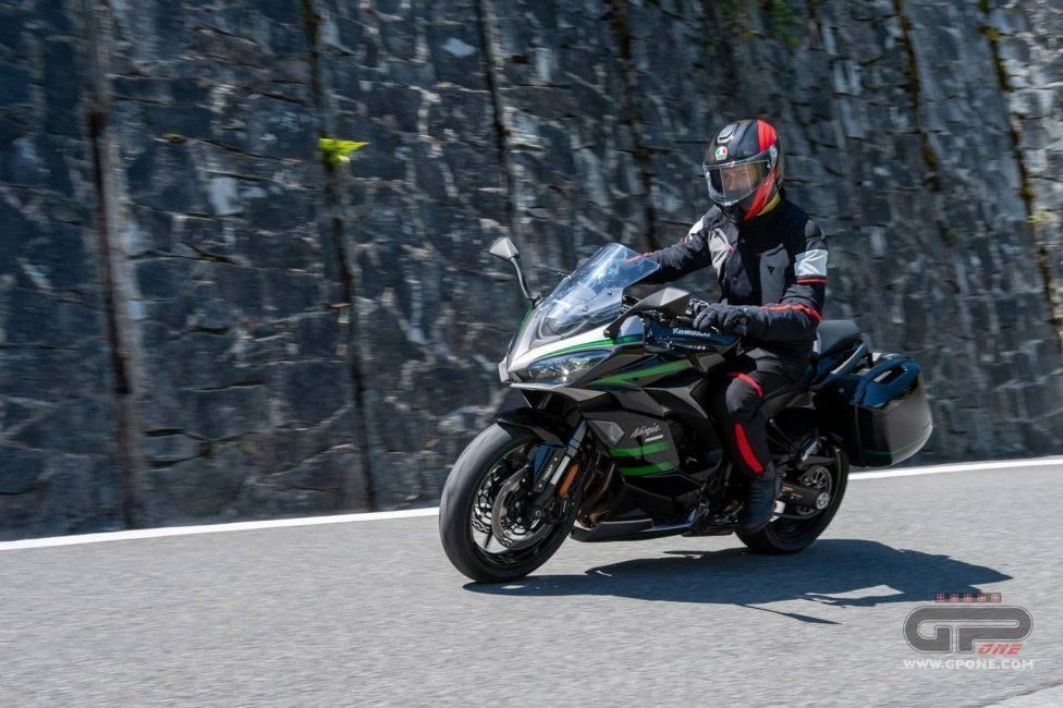 Moto - Test: Prova Kawasaki Ninja 1000SX 2020: sport touring dalla Z alla Ninja