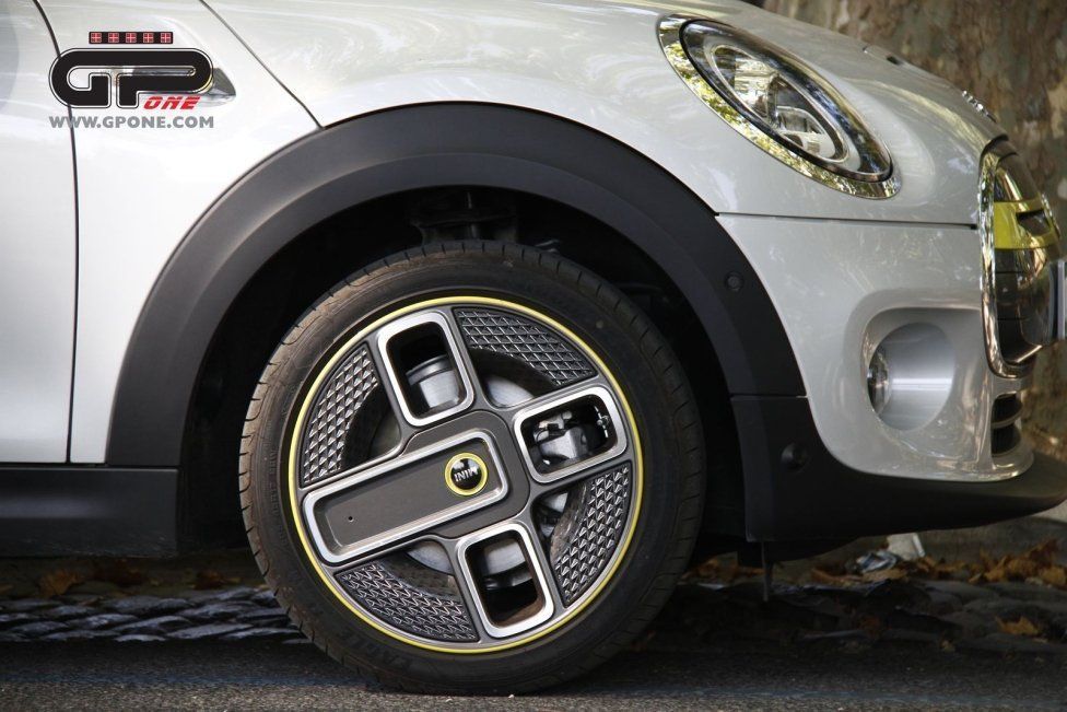 Auto - Test: Una rosa è una rosa: Prova Mini Cooper SE L: 184 cv elettrici