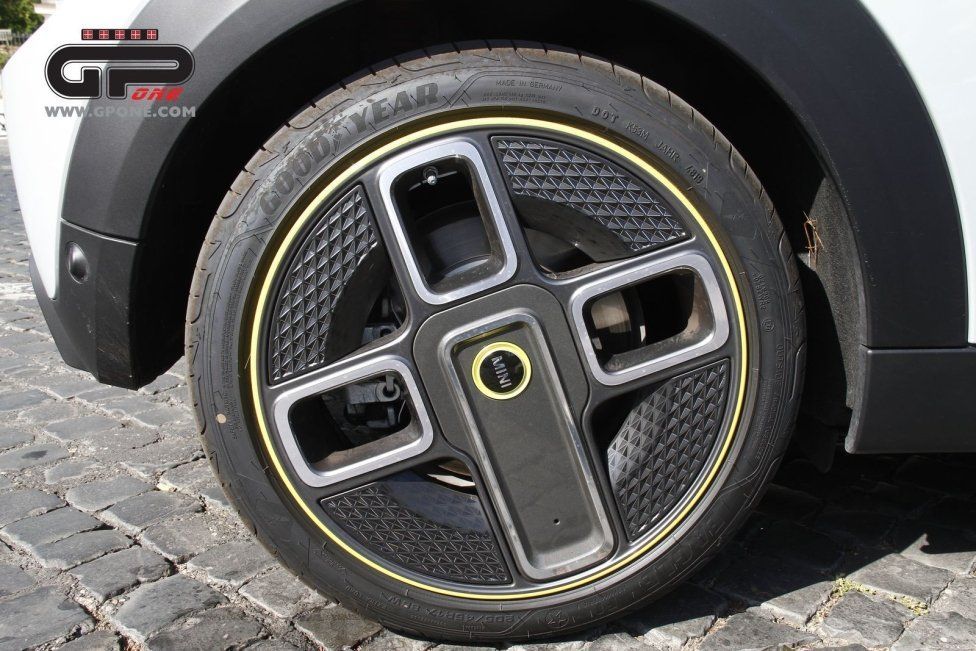 Auto - Test: Una rosa è una rosa: Prova Mini Cooper SE L: 184 cv elettrici
