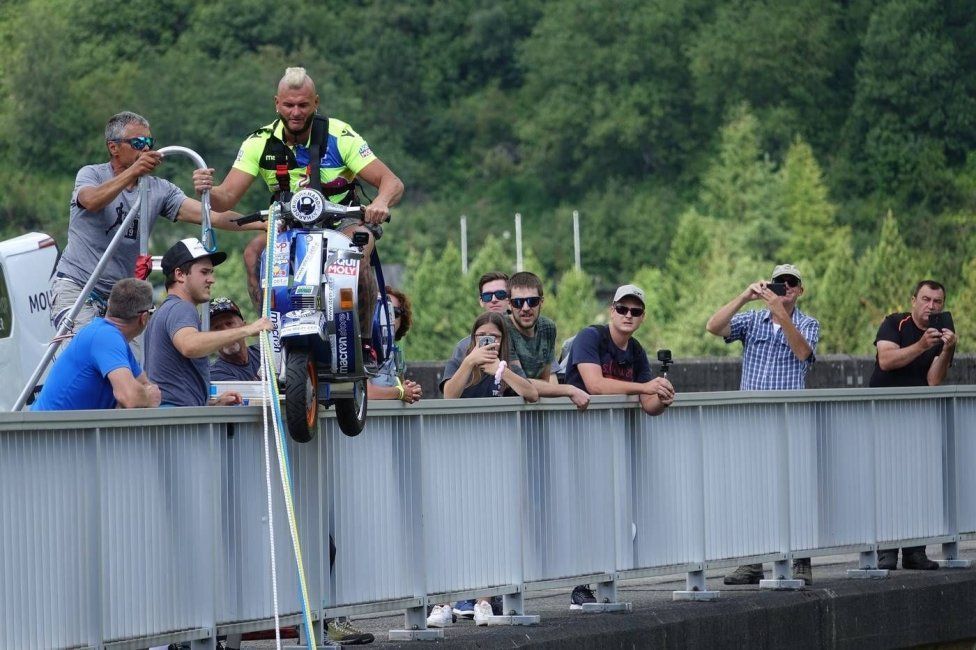 Moto - News: Follie: a pendolo dalla diga con la Vespa! Lui è Günter Schachermayr 