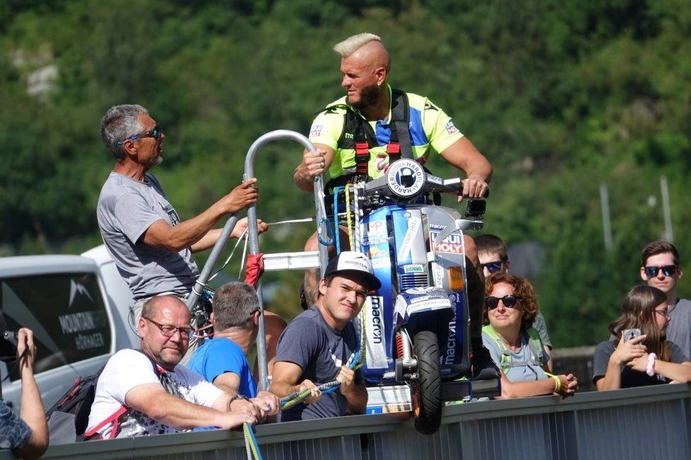 Moto - News: Follie: a pendolo dalla diga con la Vespa! Lui è Günter Schachermayr 