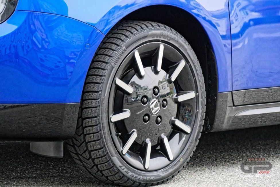 Auto - Test: Prova video Honda E: uno sfoggio di tecnologia che guarda anche al passato