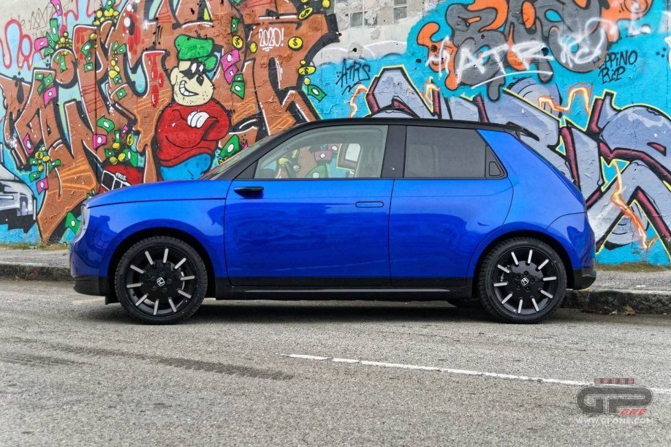 Auto - Test: Prova video Honda E: uno sfoggio di tecnologia che guarda anche al passato