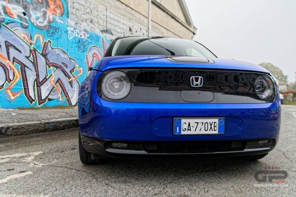 Auto - Test: Prova video Honda E: uno sfoggio di tecnologia che guarda anche al passato