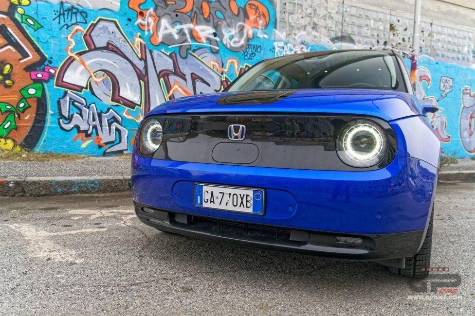 Auto - Test: Prova video Honda E: uno sfoggio di tecnologia che guarda anche al passato