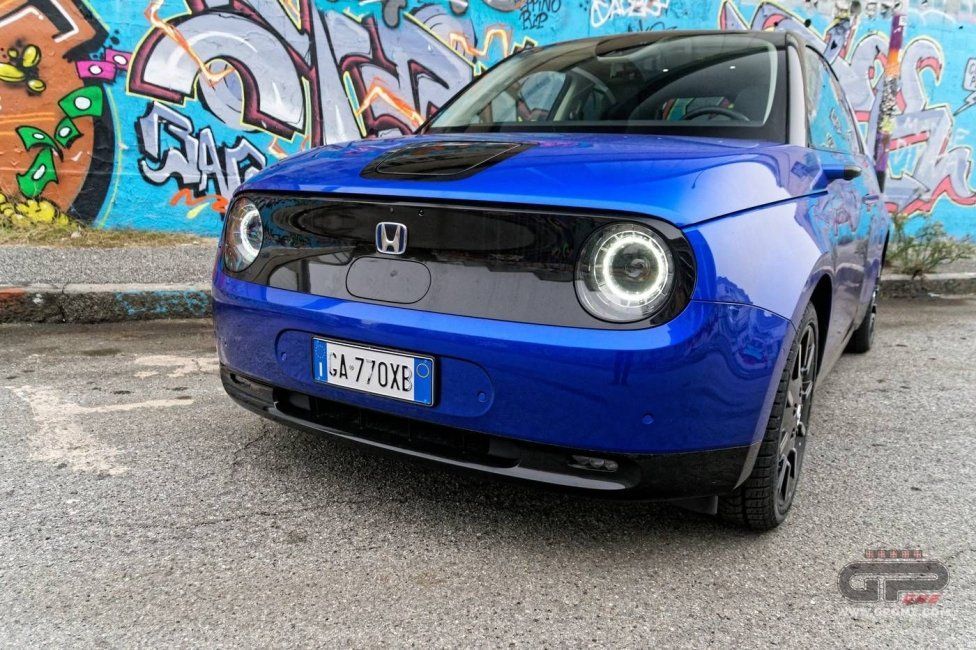Auto - Test: Prova video Honda E: uno sfoggio di tecnologia che guarda anche al passato