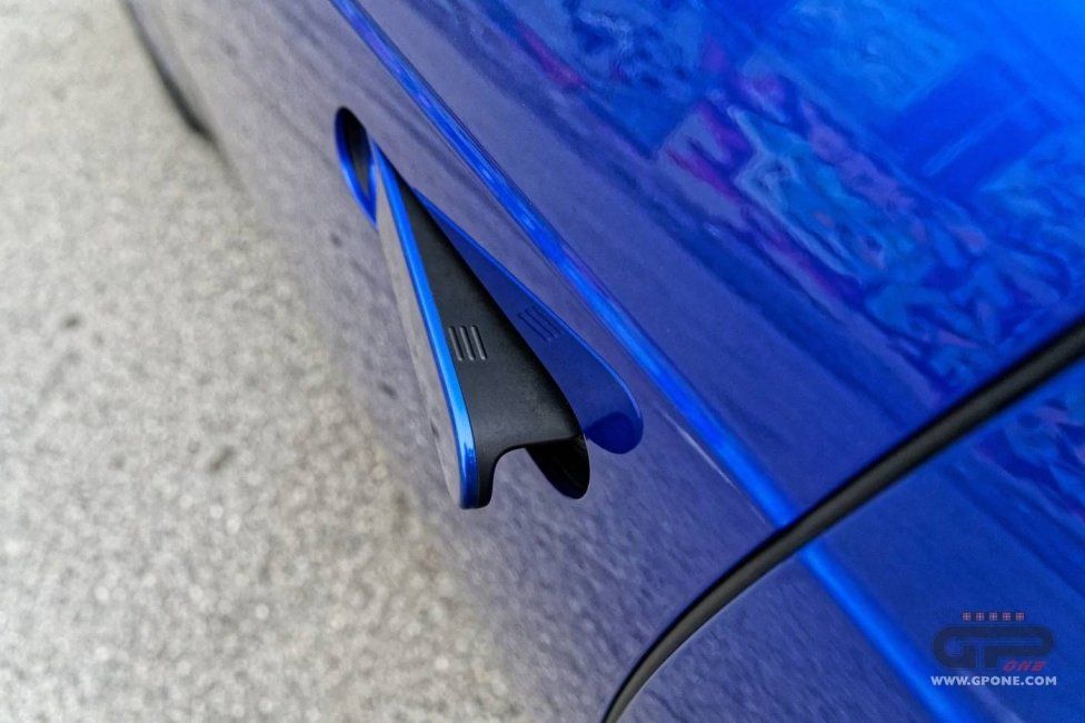 Auto - Test: Prova video Honda E: uno sfoggio di tecnologia che guarda anche al passato