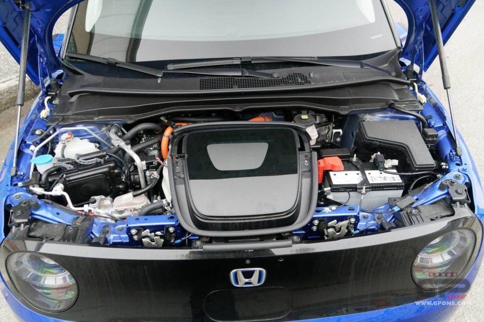 Auto - Test: Prova video Honda E: uno sfoggio di tecnologia che guarda anche al passato