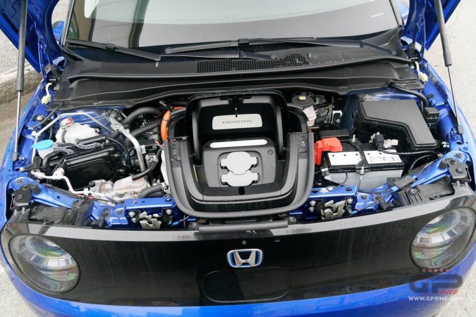 Auto - Test: Prova video Honda E: uno sfoggio di tecnologia che guarda anche al passato