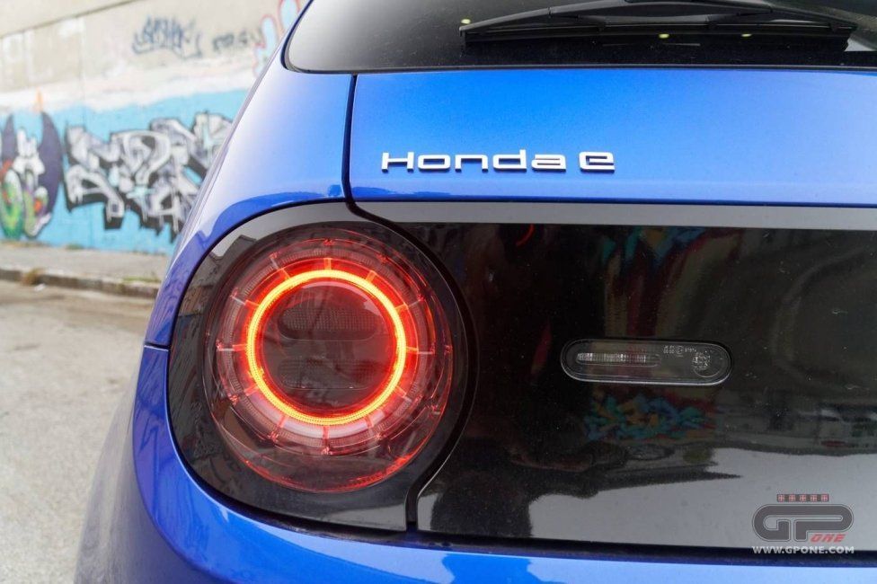 Auto - Test: Prova video Honda E: uno sfoggio di tecnologia che guarda anche al passato