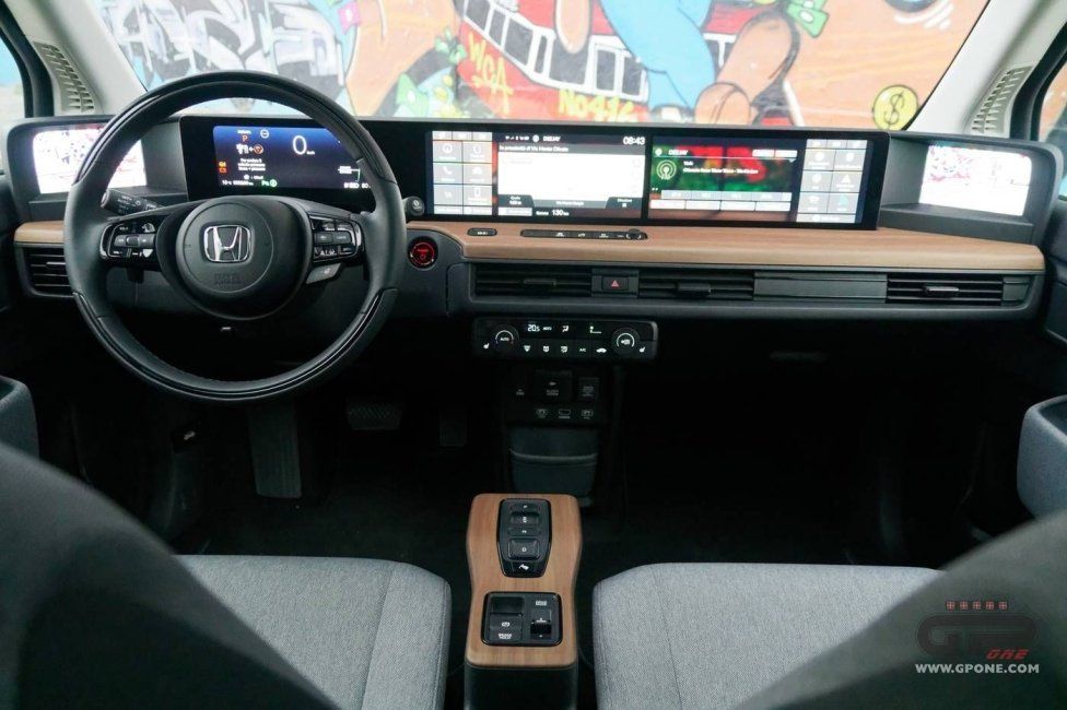 Auto - Test: Prova video Honda E: uno sfoggio di tecnologia che guarda anche al passato