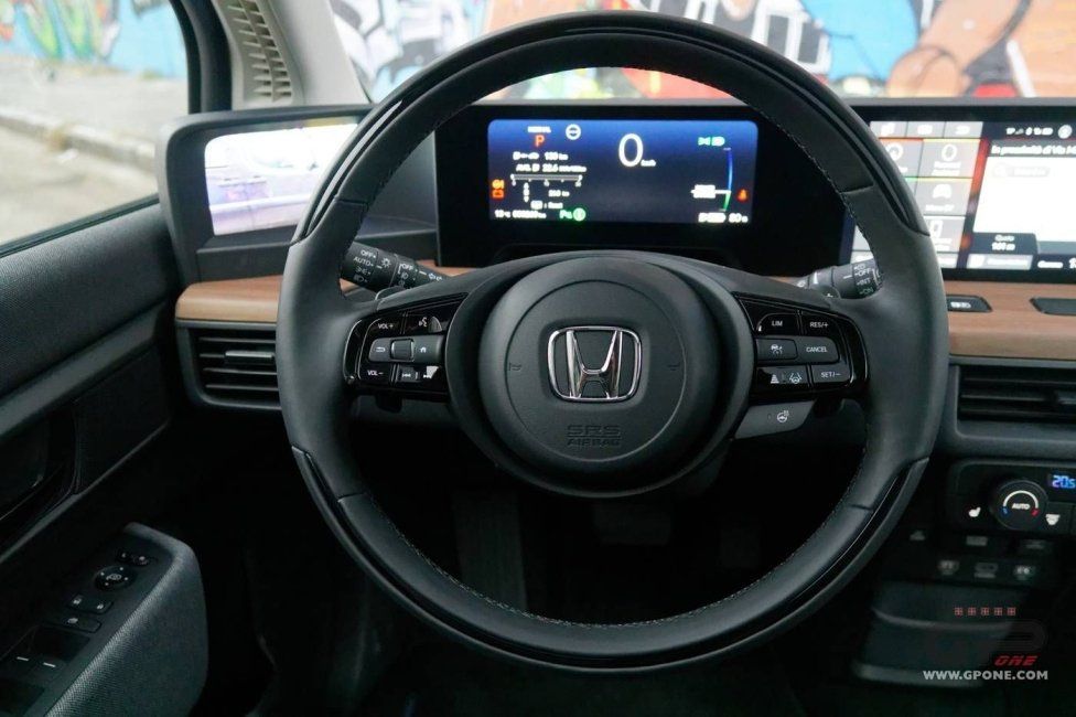 Auto - Test: Prova video Honda E: uno sfoggio di tecnologia che guarda anche al passato