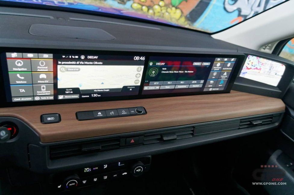 Auto - Test: Prova video Honda E: uno sfoggio di tecnologia che guarda anche al passato