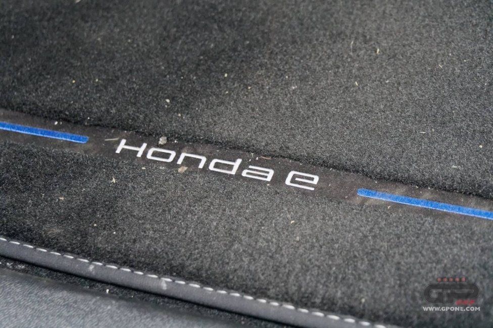 Auto - Test: Prova video Honda E: uno sfoggio di tecnologia che guarda anche al passato