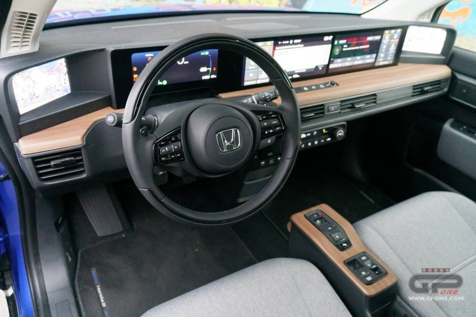Auto - Test: Prova video Honda E: uno sfoggio di tecnologia che guarda anche al passato