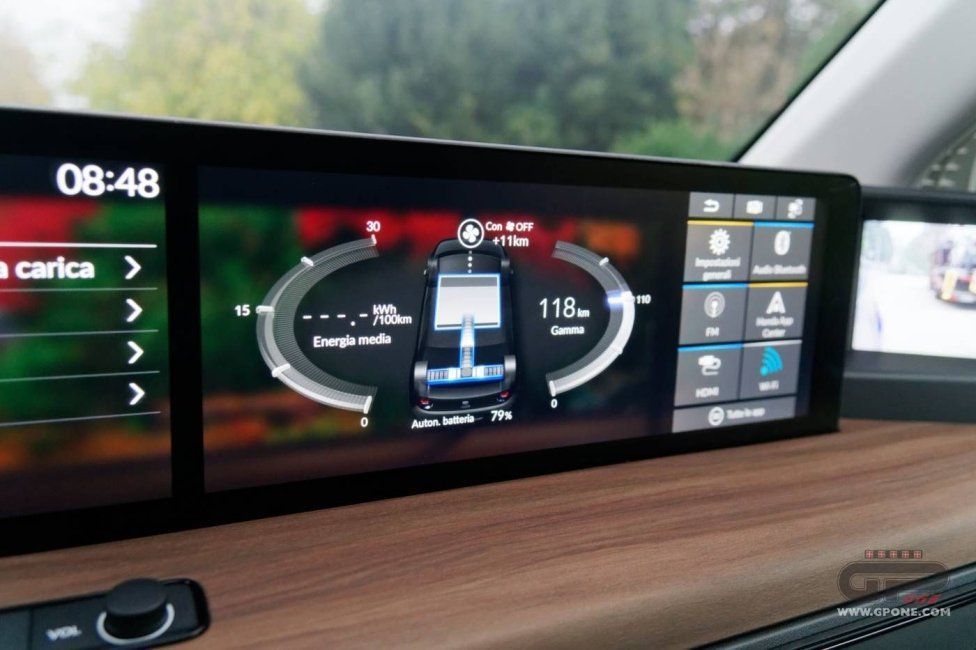 Auto - Test: Prova video Honda E: uno sfoggio di tecnologia che guarda anche al passato