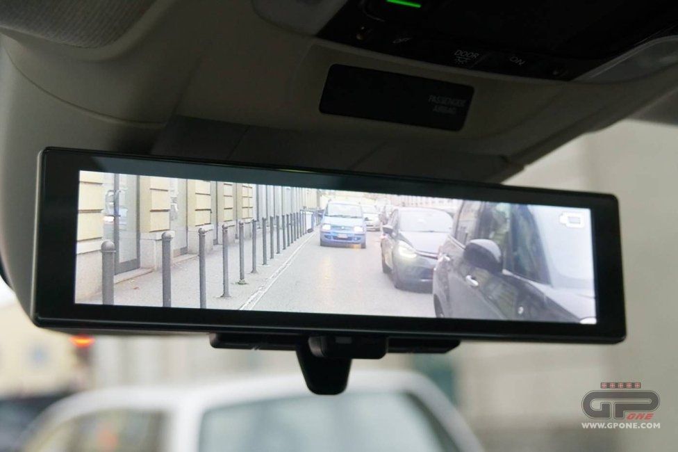 Auto - Test: Prova video Honda E: uno sfoggio di tecnologia che guarda anche al passato