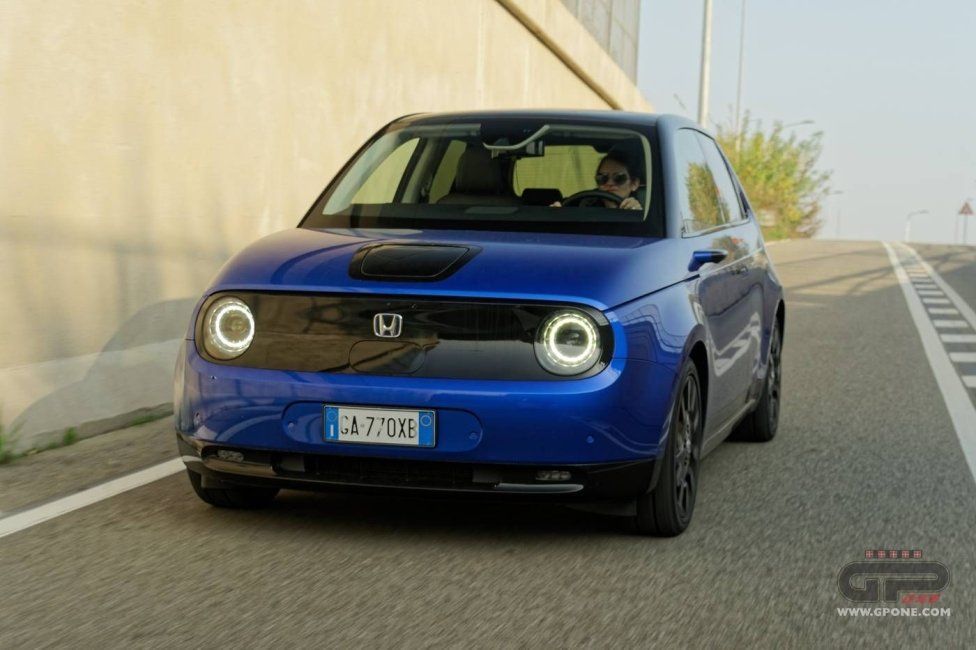 Auto - Test: Prova video Honda E: uno sfoggio di tecnologia che guarda anche al passato