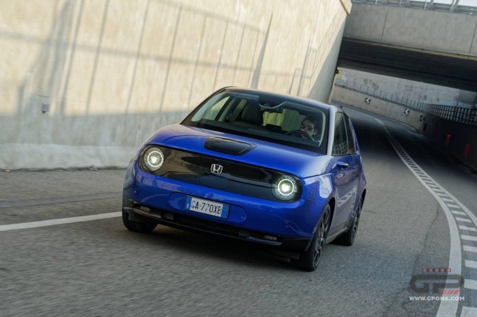 Auto - Test: Prova video Honda E: uno sfoggio di tecnologia che guarda anche al passato
