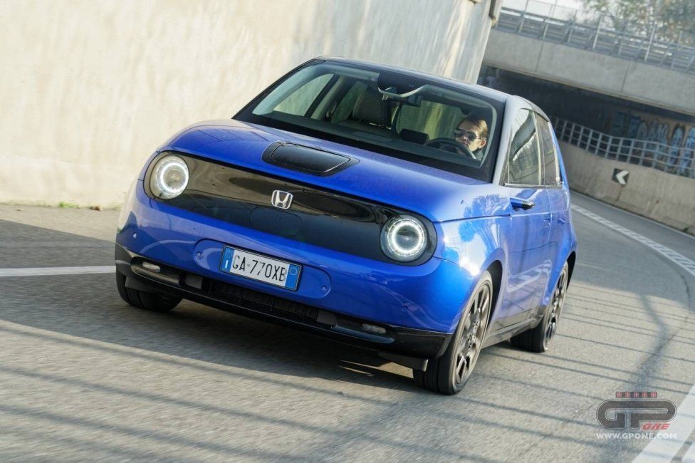 Auto - Test: Prova video Honda E: uno sfoggio di tecnologia che guarda anche al passato