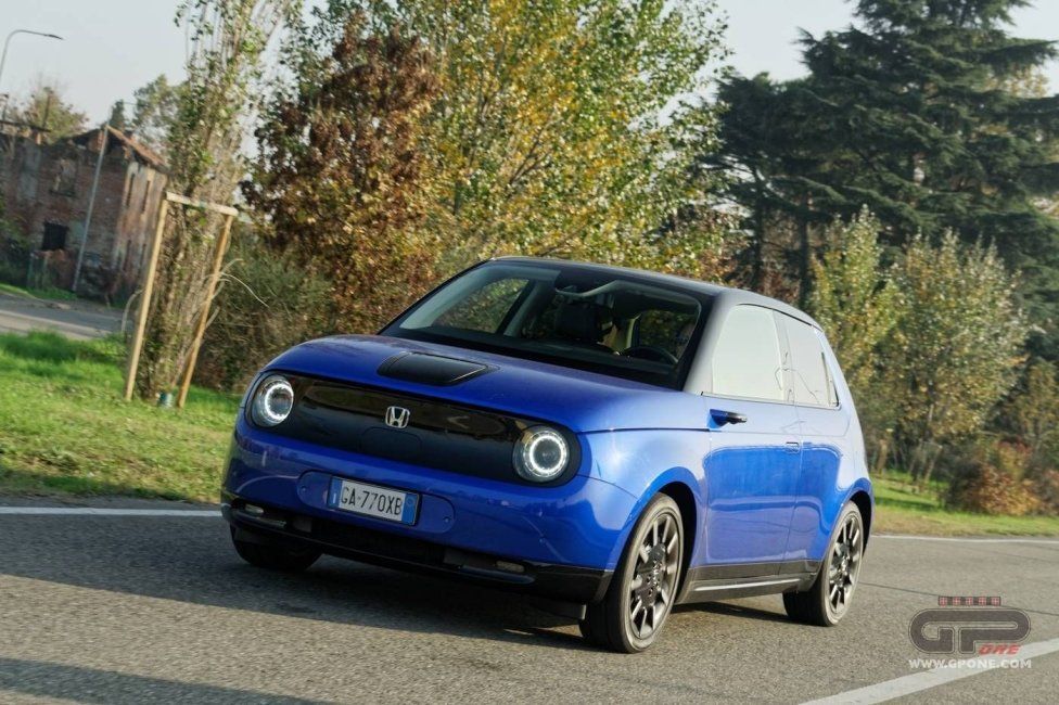Auto - Test: Prova video Honda E: uno sfoggio di tecnologia che guarda anche al passato