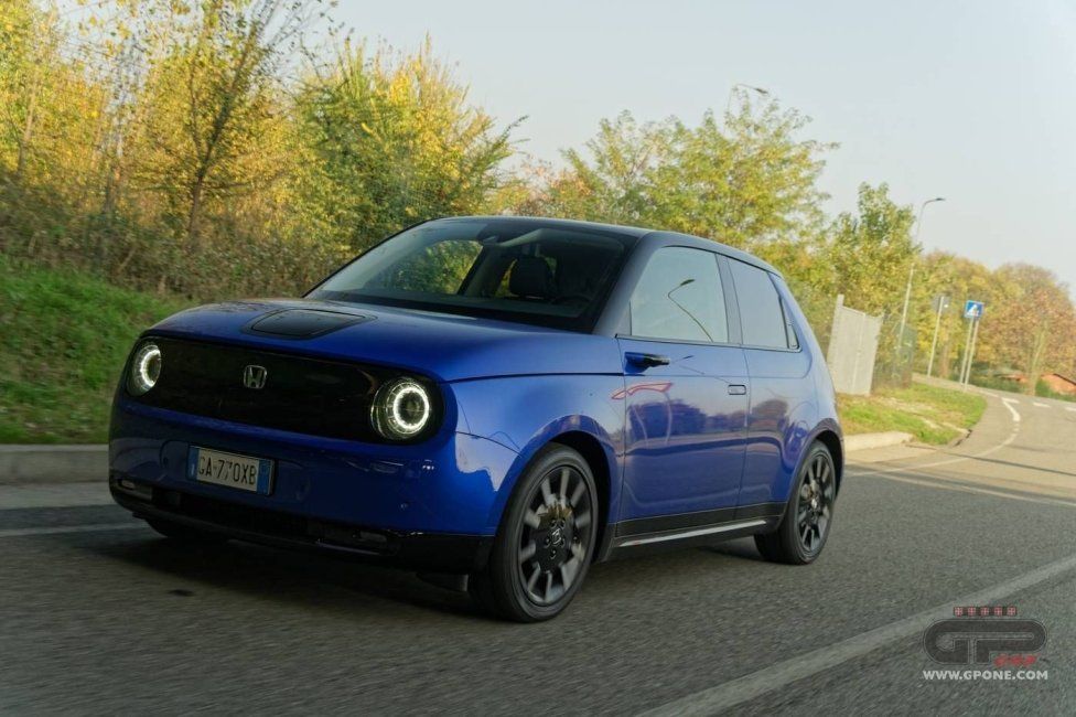 Auto - Test: Prova video Honda E: uno sfoggio di tecnologia che guarda anche al passato