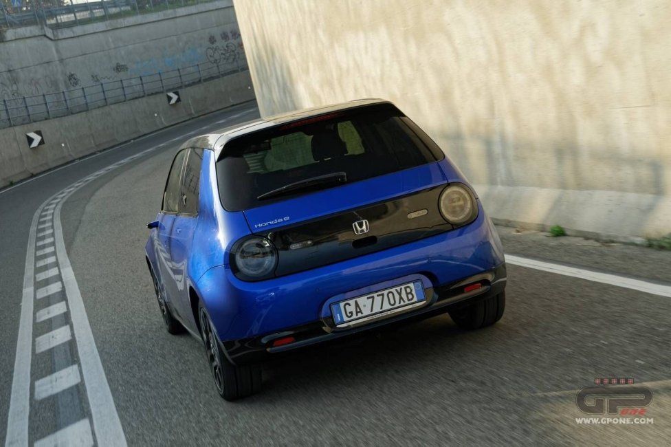 Auto - Test: Prova video Honda E: uno sfoggio di tecnologia che guarda anche al passato