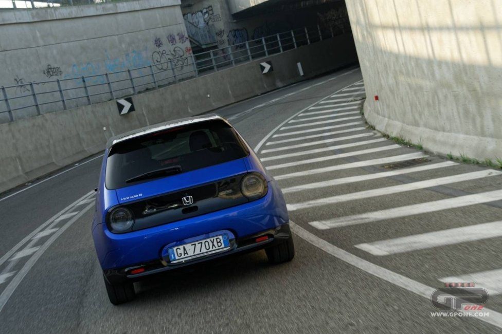 Auto - Test: Prova video Honda E: uno sfoggio di tecnologia che guarda anche al passato