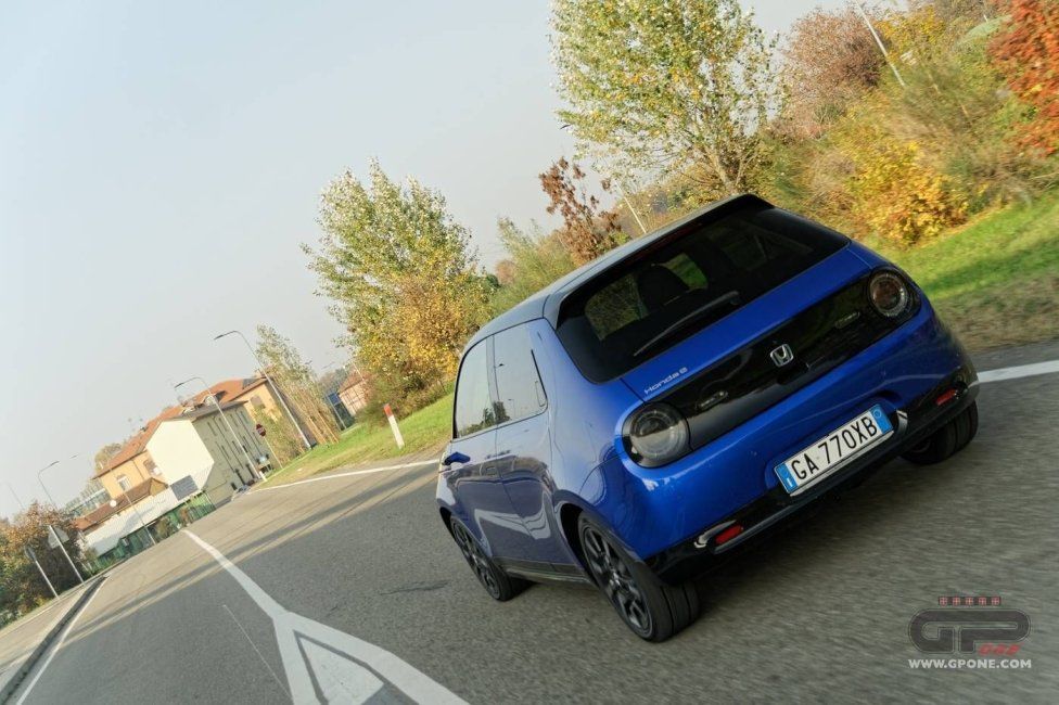 Auto - Test: Prova video Honda E: uno sfoggio di tecnologia che guarda anche al passato