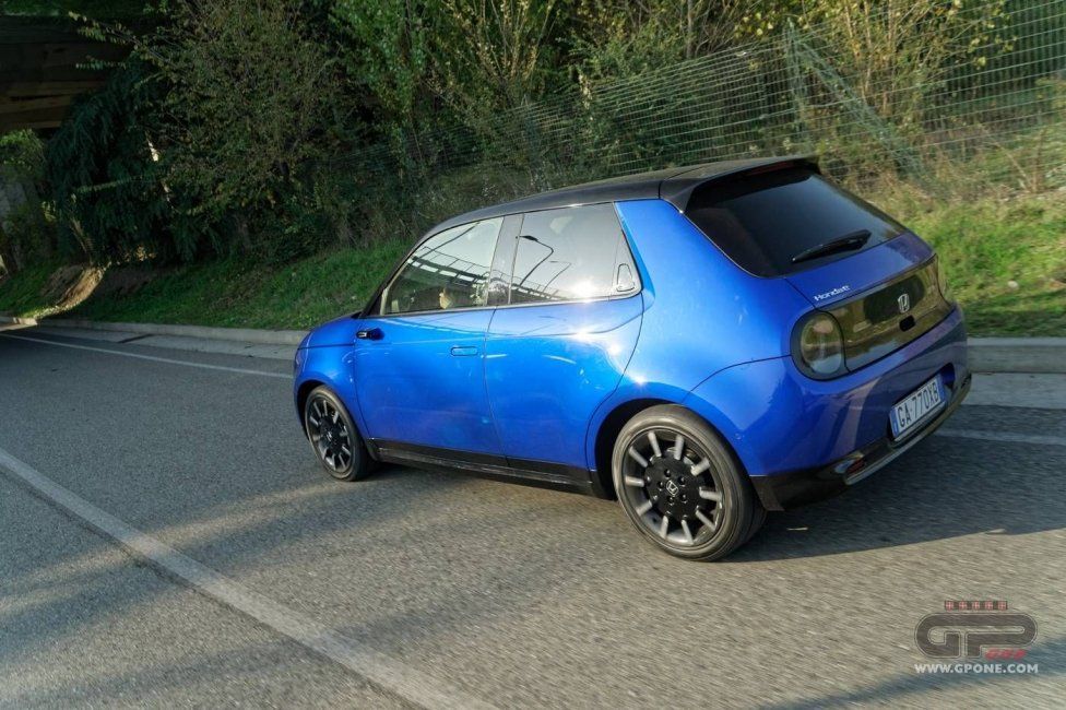 Auto - Test: Prova video Honda E: uno sfoggio di tecnologia che guarda anche al passato