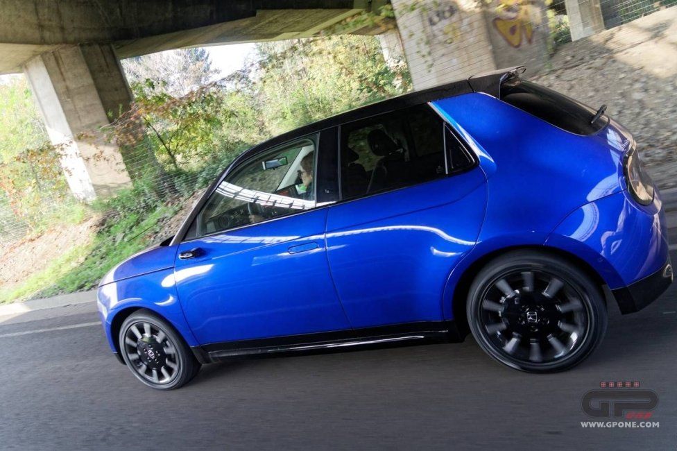 Auto - Test: Prova video Honda E: uno sfoggio di tecnologia che guarda anche al passato