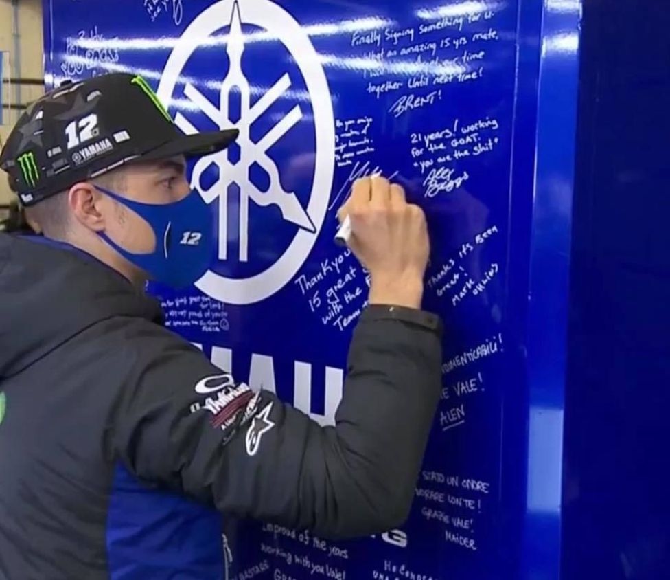 MotoGP: Il team Yamaha saluta Rossi a Portimao, la  dedica di Vinales è speciale