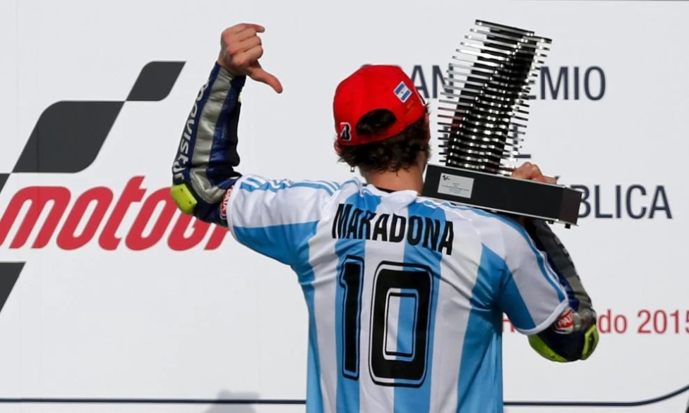 News: Diego Maradona dead: he loved motorcycles, crowned Rossi his “wrist of God”