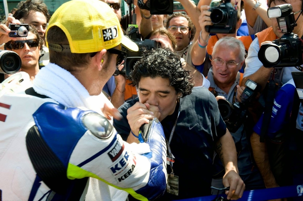 News: Diego Maradona dead: he loved motorcycles, crowned Rossi his “wrist of God”