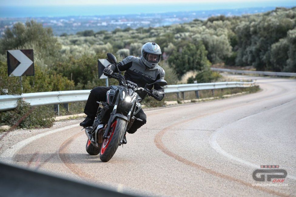 Moto - Test: Prova Video Yamaha MT-07 2021: caratteristiche e foto