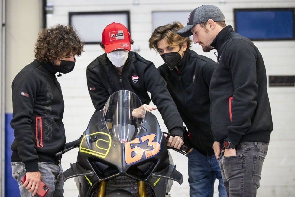 MotoGP: TUTTE LE FOTO - Jerez è rossa: i piloti Ducati sulle Panigale V4