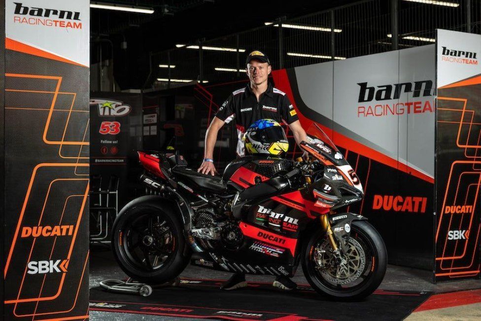 SBK: La Ducati si veste di nero, ecco la V4R del team Barni e di Tito Rabat