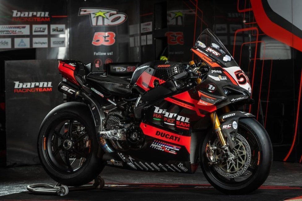 SBK: La Ducati si veste di nero, ecco la V4R del team Barni e di Tito Rabat