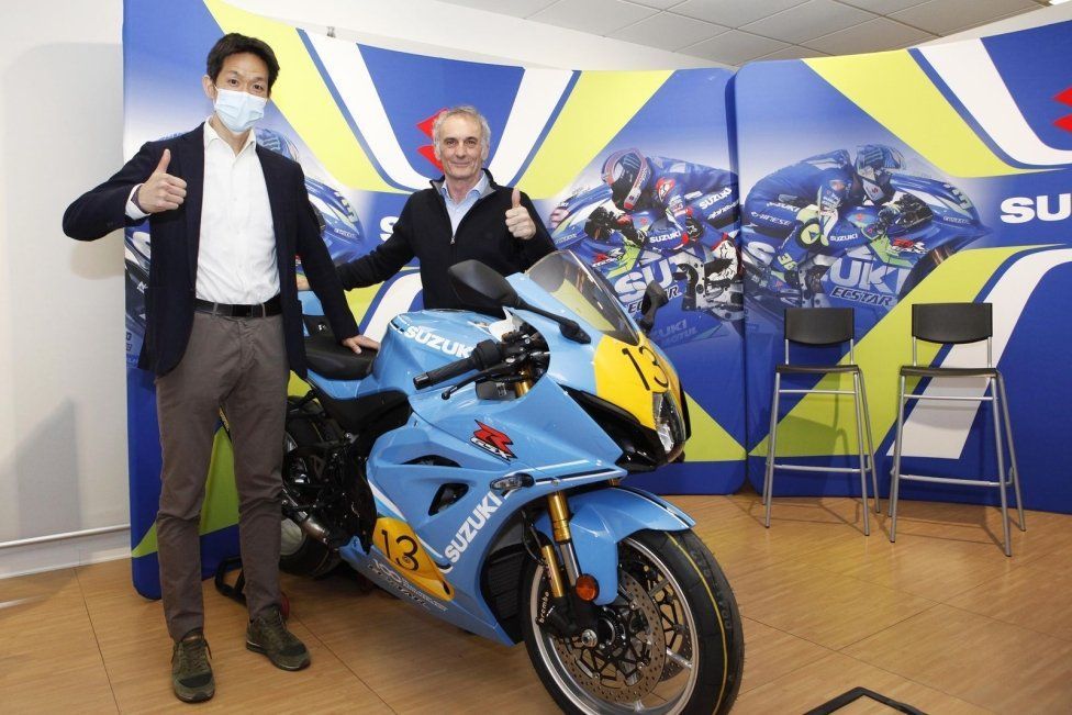 Moto - News: Suzuki Italia consegna a Lucchinelli ed Uncini la GSX-R1000R Legend Edition