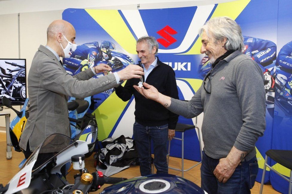 Moto - News: Suzuki Italia consegna a Lucchinelli ed Uncini la GSX-R1000R Legend Edition