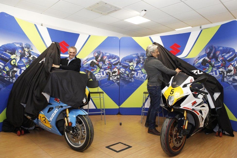 Moto - News: Suzuki Italia consegna a Lucchinelli ed Uncini la GSX-R1000R Legend Edition