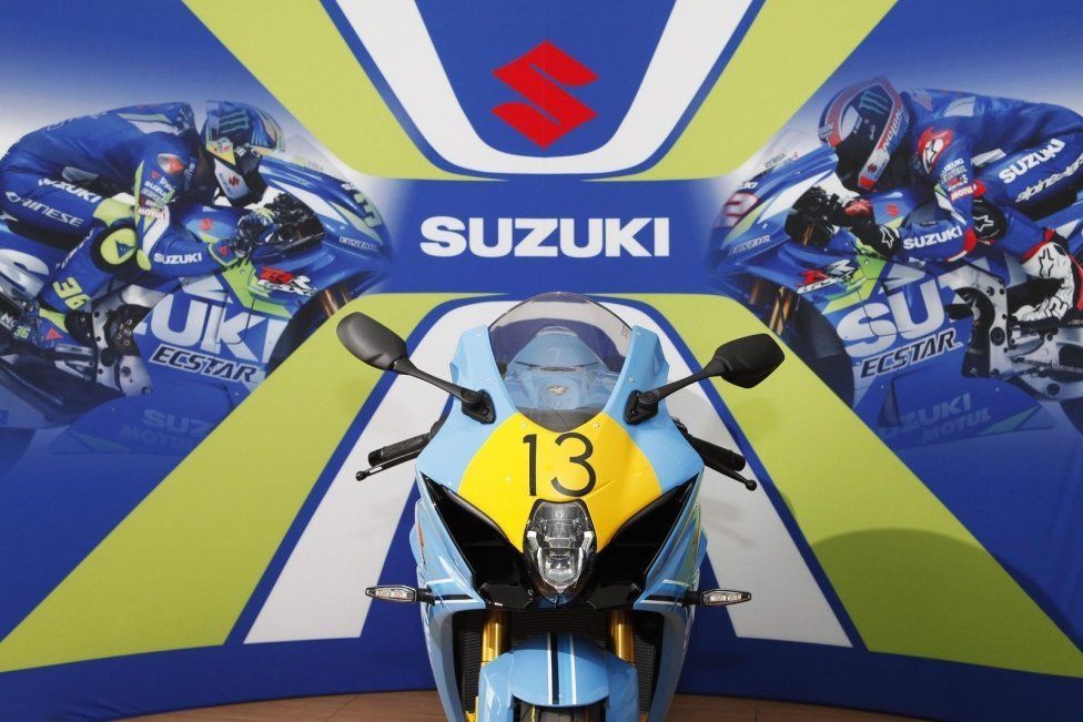 Moto - News: Suzuki Italia consegna a Lucchinelli ed Uncini la GSX-R1000R Legend Edition