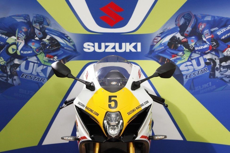 Moto - News: Suzuki Italia consegna a Lucchinelli ed Uncini la GSX-R1000R Legend Edition