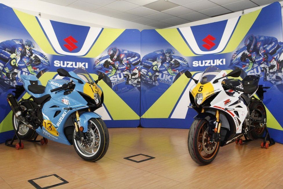 Moto - News: Suzuki Italia consegna a Lucchinelli ed Uncini la GSX-R1000R Legend Edition